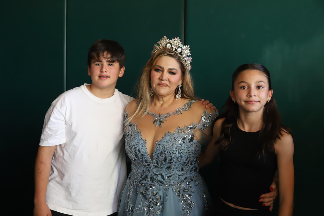 $!Isaura Rendón, Reina Infantil de oro, entre sus sobrinos, Rommel y Renee Rendón Garza.