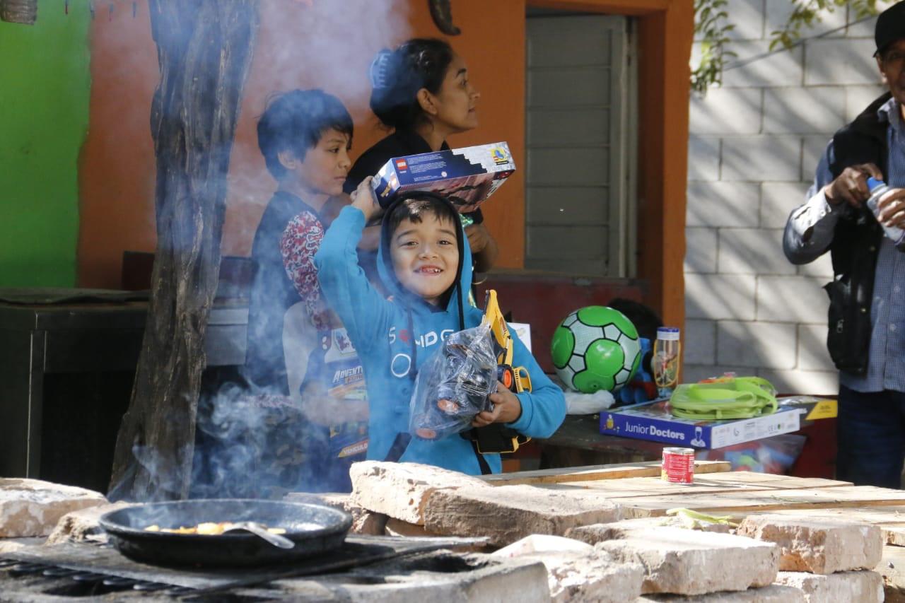 $!Los Reyes Magos de Noroeste dibujan sonrisas en Aguaruto, Culiacán