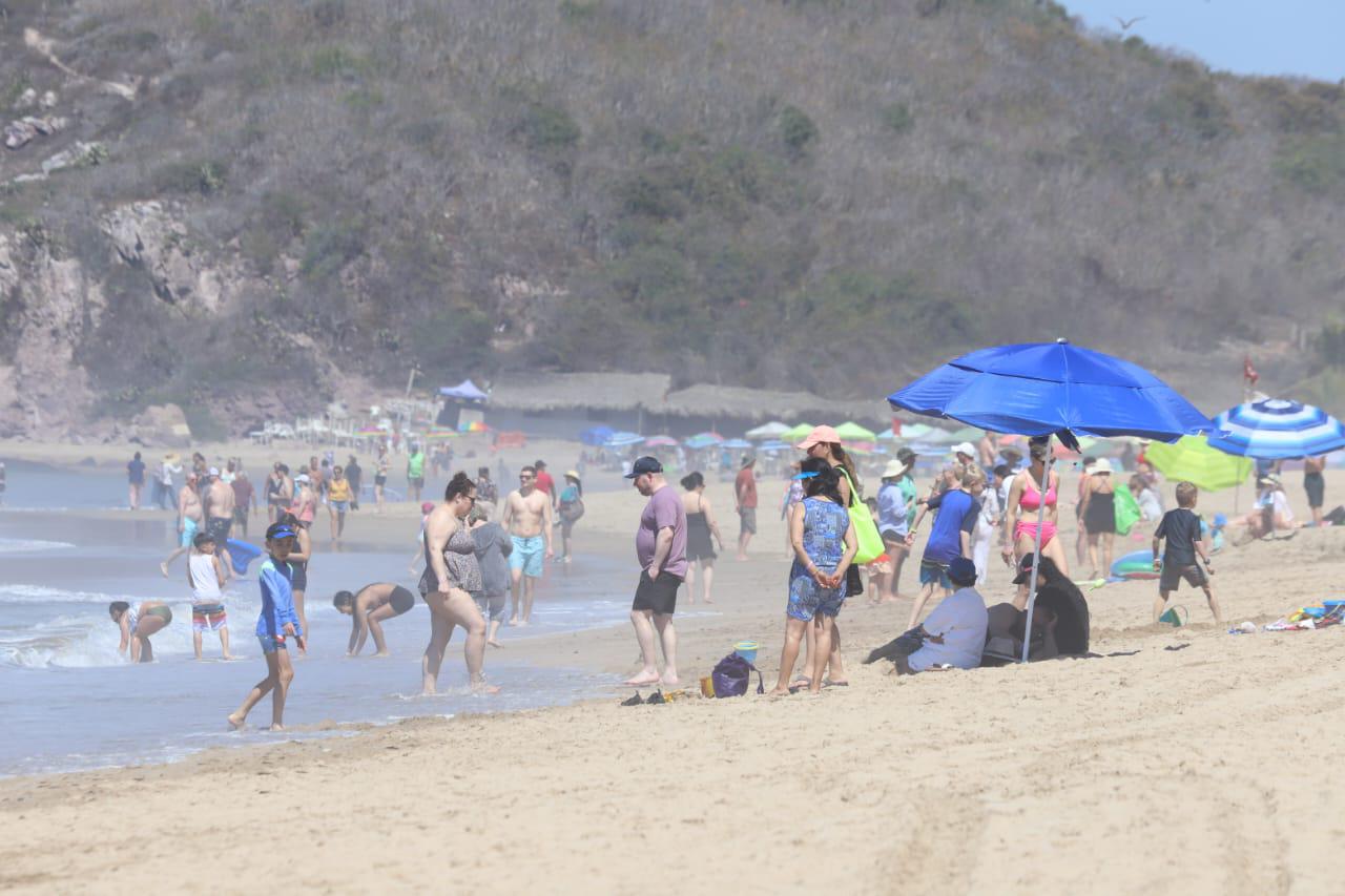 $!Llegan poco a poco bañistas a las playas de Mazatlán para disfrutar del Sábado de Gloria
