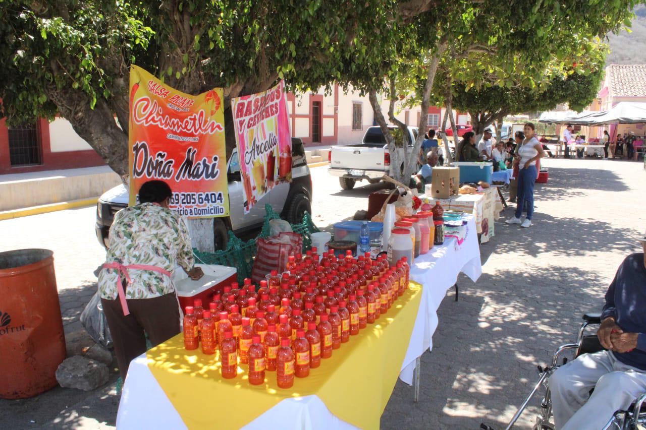 $!Vecinos apoyan muestra gastronómica tras cancelación de turistas en Chametla