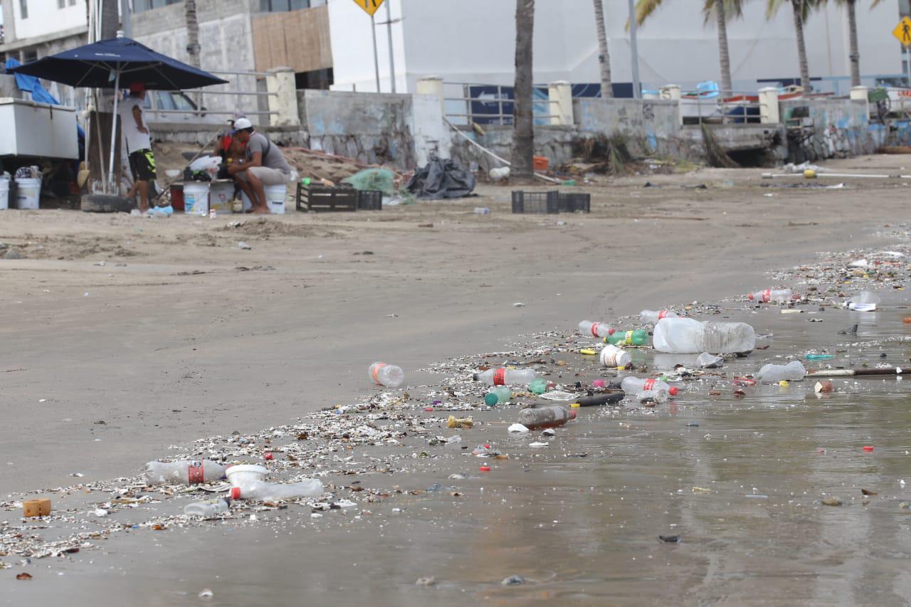 $!En Mazatlán, Playa Norte luce llena de todo tipo de basura y contaminantes