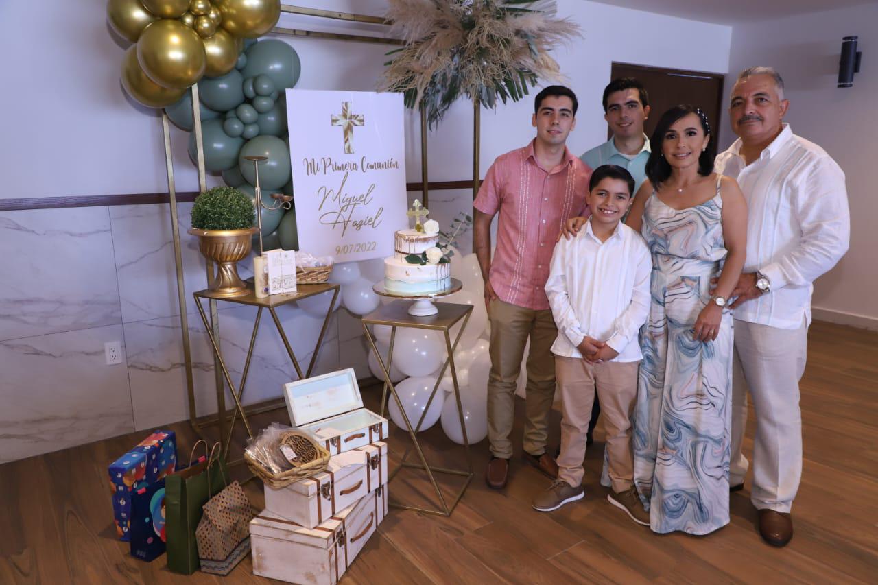 $!El comulgante entre sus padres, Elvia Rosa Lizárraga Nieblas y Héctor Manuel Ramos Piña, y sus hermanos, Héctor Iván e Isaac Manuel Ramos Lizárraga.