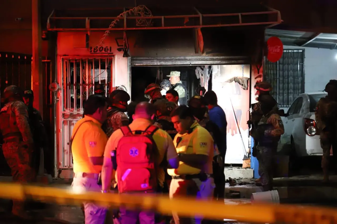 $!Se incendia tienda de abarrotes en La Foresta, en Mazatlán, tras presunto ataque