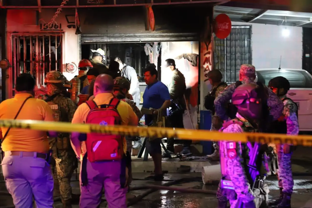 $!Se incendia tienda de abarrotes en La Foresta, en Mazatlán, tras presunto ataque