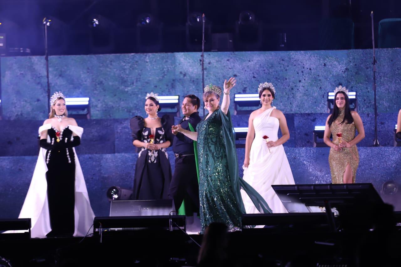 $!Lorena Xibillé, Reina de los Juegos Florales del Carnaval 1978, saludo al público.