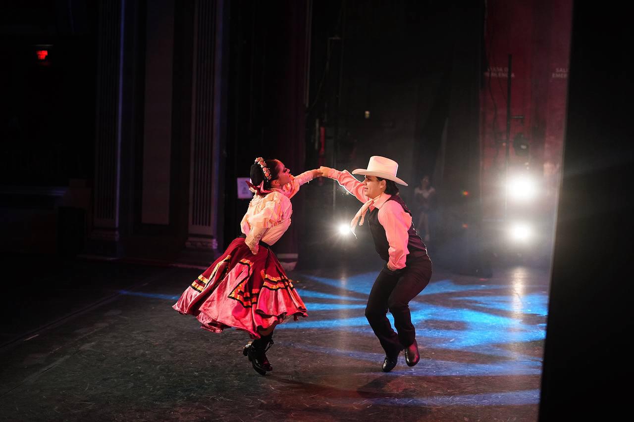 $!Regala Gala Folclórica una bella noche