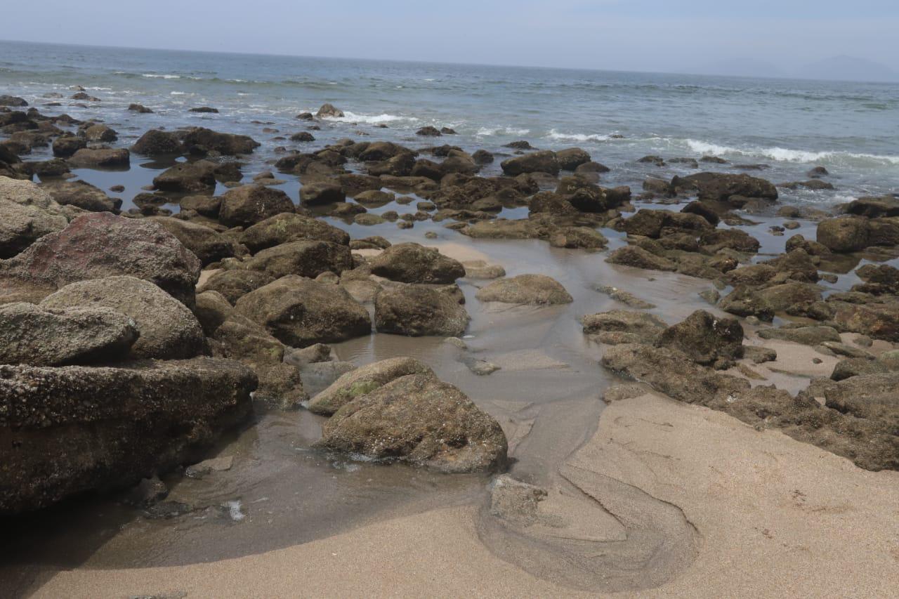 $!Caen aguas negras hacia el mar en Olas Altas, a horas de iniciar el periodo vacacional