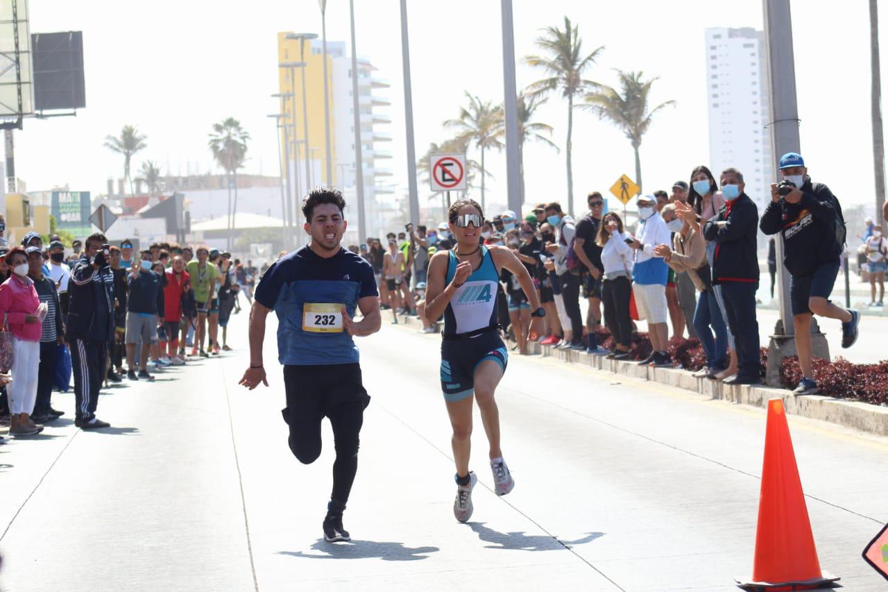 $!Mercedes Romero y René Martínez imponen su clase en Triatlón F&amp;5K Covid Mazatlán 2021