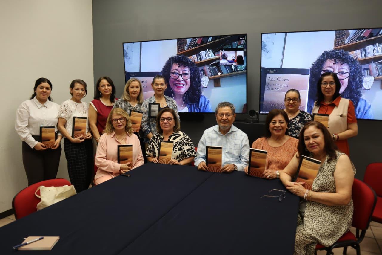 $!Las integrantes del Club de Lectura ‘Efecto Tequila’ junto a Aurora Clavel y Élmer Mendoza.