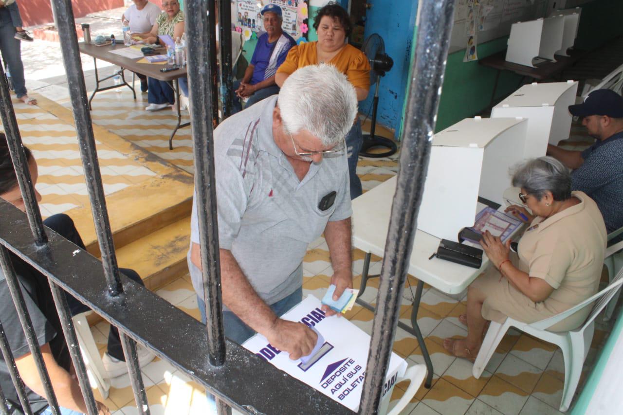 $!En Rosario, entre contratiempos, dudas y lenta participación se realiza elección Judicial