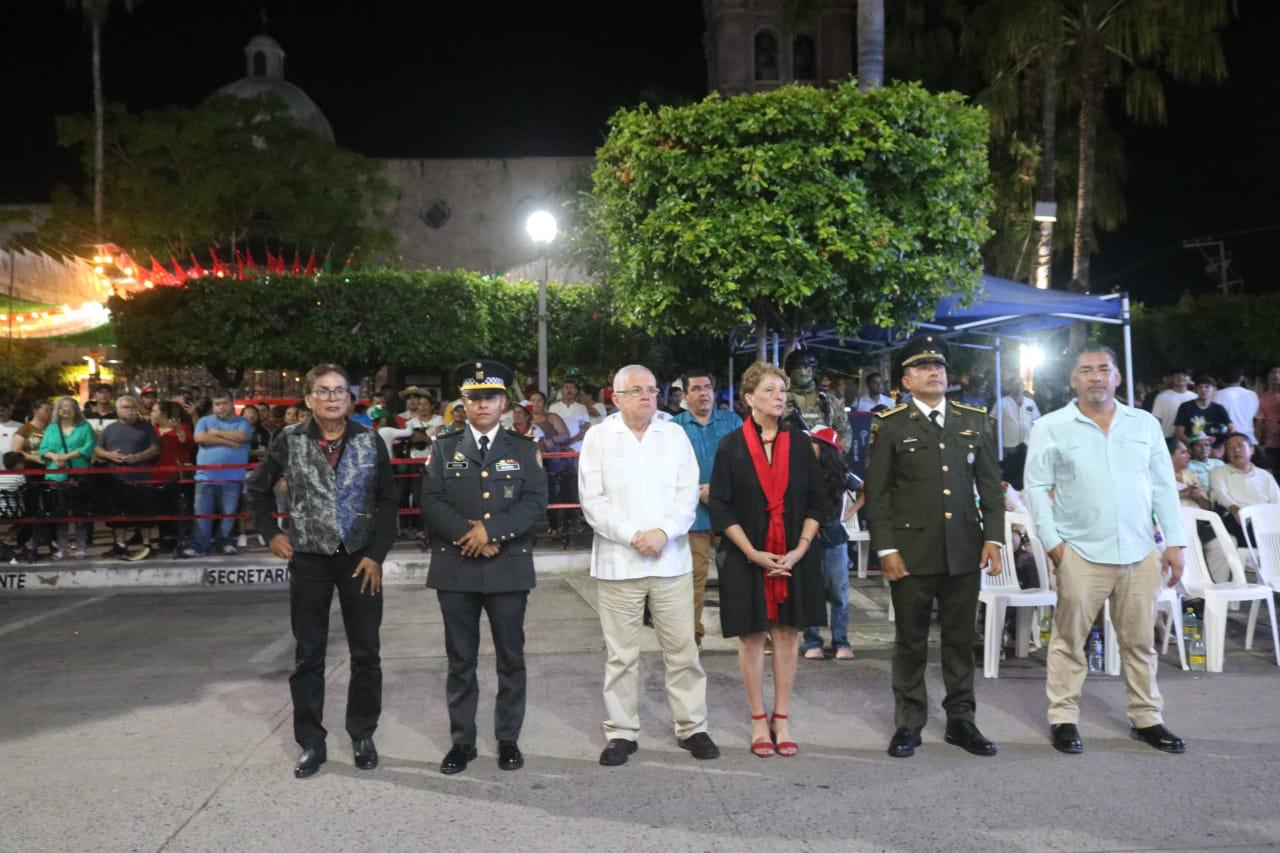 $!Ante pocos ciudadanos, Alcalde de Escuinapa da el Grito de Independencia