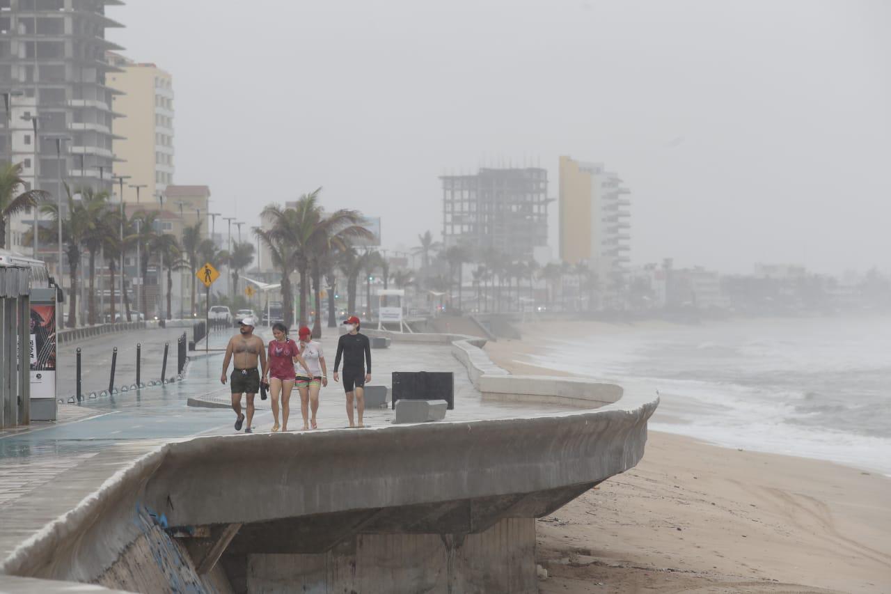 $!Las lluvias provocadas por la tormenta Enrique paralizan a Mazatlán