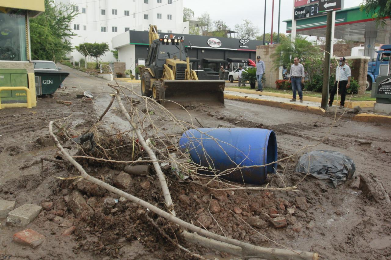 $!Después de las lluvias, se está limpiando la basura que emergió, informa Alcalde de Culiacán