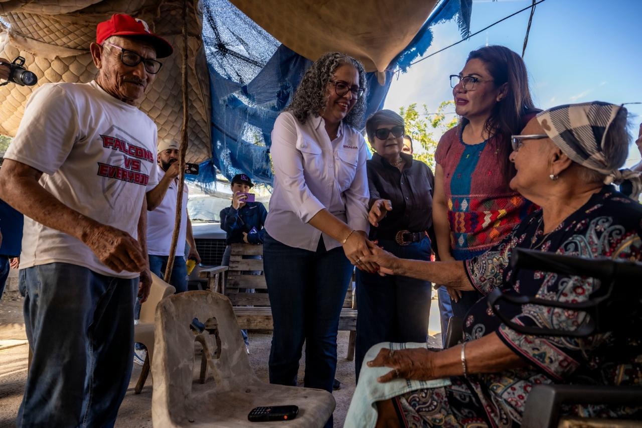 $!Entrega Gobierno de Sinaloa apoyos directos a familias afectadas por mar de fondo
