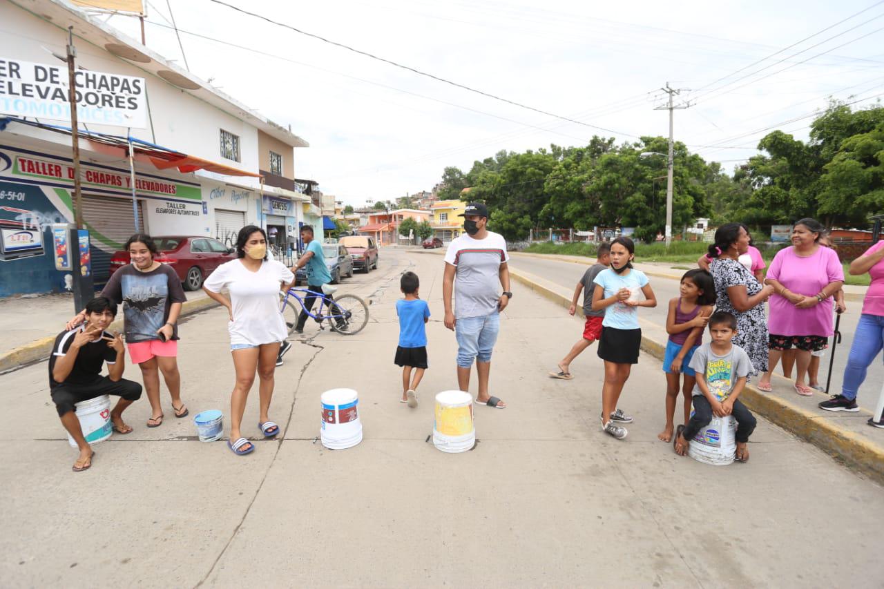 $!Tras 11 días sin agua llega el hartazgo, y vecinos de la Juárez en Mazatlán bloquean vialidades como protesta