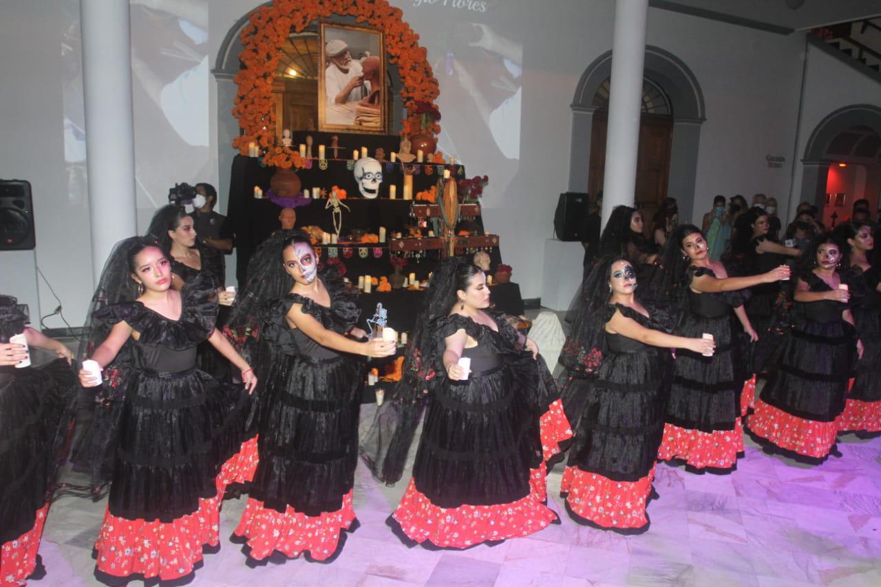 $!En el lobby del teatro se montó un altar en honor a el escultor Sergio Flores.