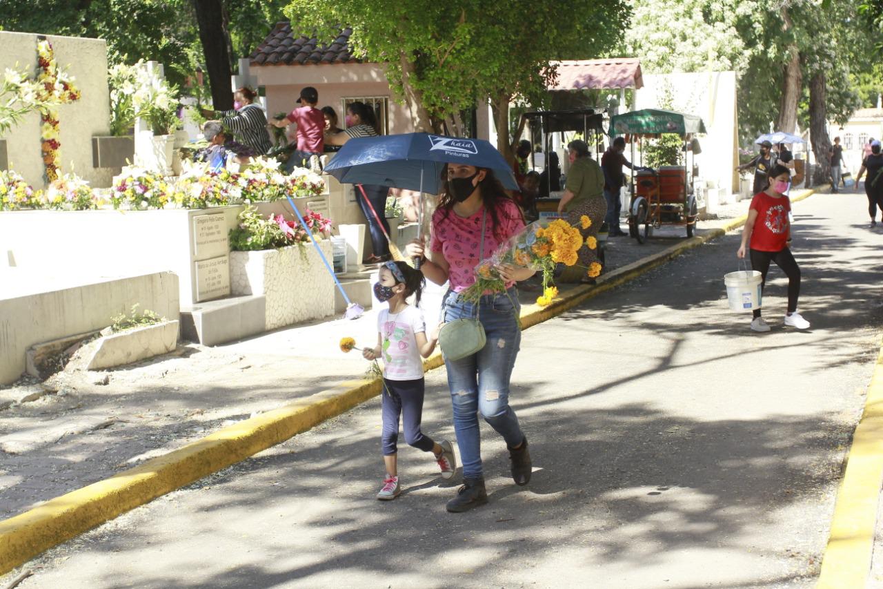 $!Con gran asistencia y sin contratiempos transcurre el Día de los Angelitos, en el Panteón Civil de Culiacán