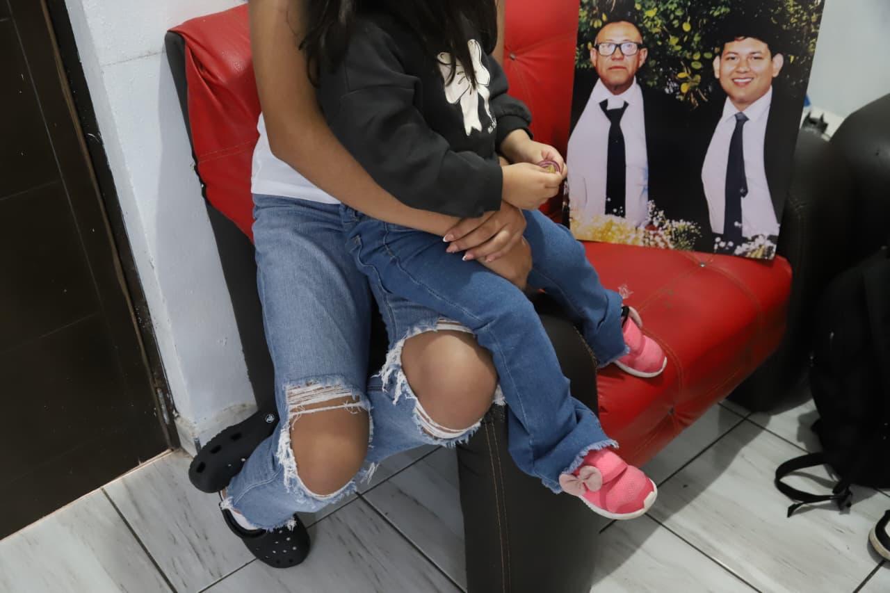 $!Entre la ausencia y la inocencia esperan Renata y Regina el Día de Reyes