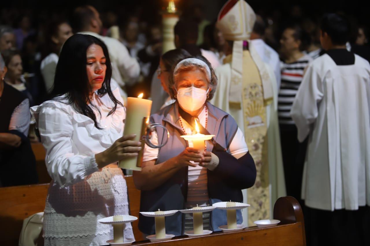 $!Celebran Resurrección de Jesucristo; encienden cirios y bendicen agua en Catedral de Mazatlán
