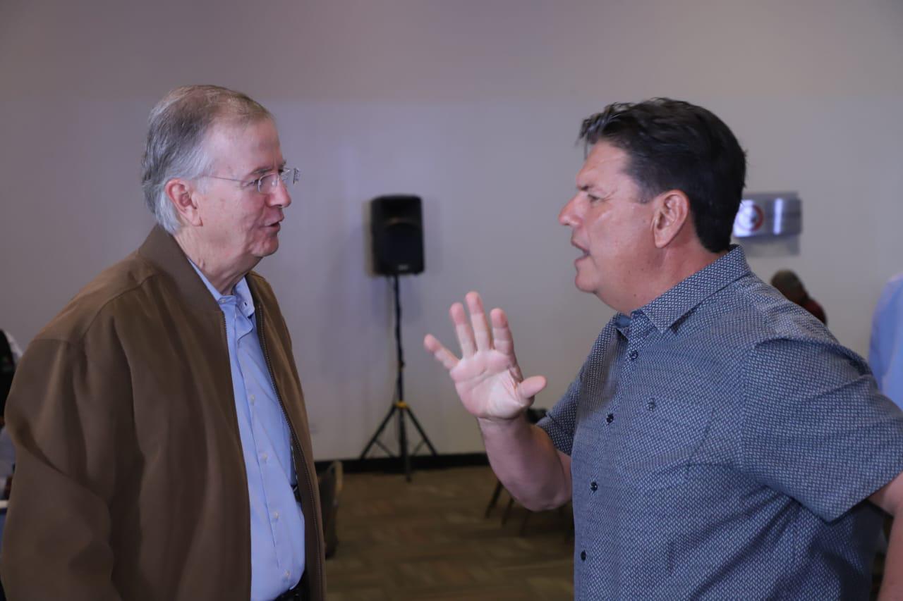 $!Rodolfo Madero en plena charla con Ismael Barros.