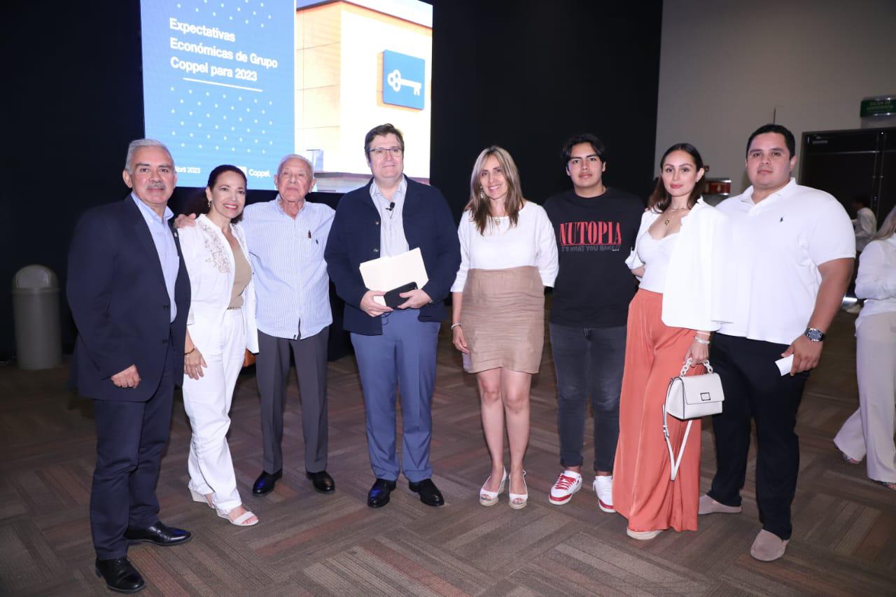 $!Agustín Coppel Luken entre Fernando Valdez, Liz de Valdez, Fernando Valdez Aguilar, Claudia Valdez e Ian Pablo, Amalia y Jorge Rafael Mayorquin Valdez.