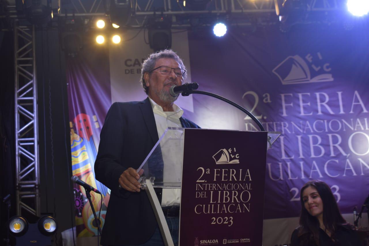 $!El escritor Élmer Mendoza, presidente de El Colegio de Sinaloa, durante su discurso.