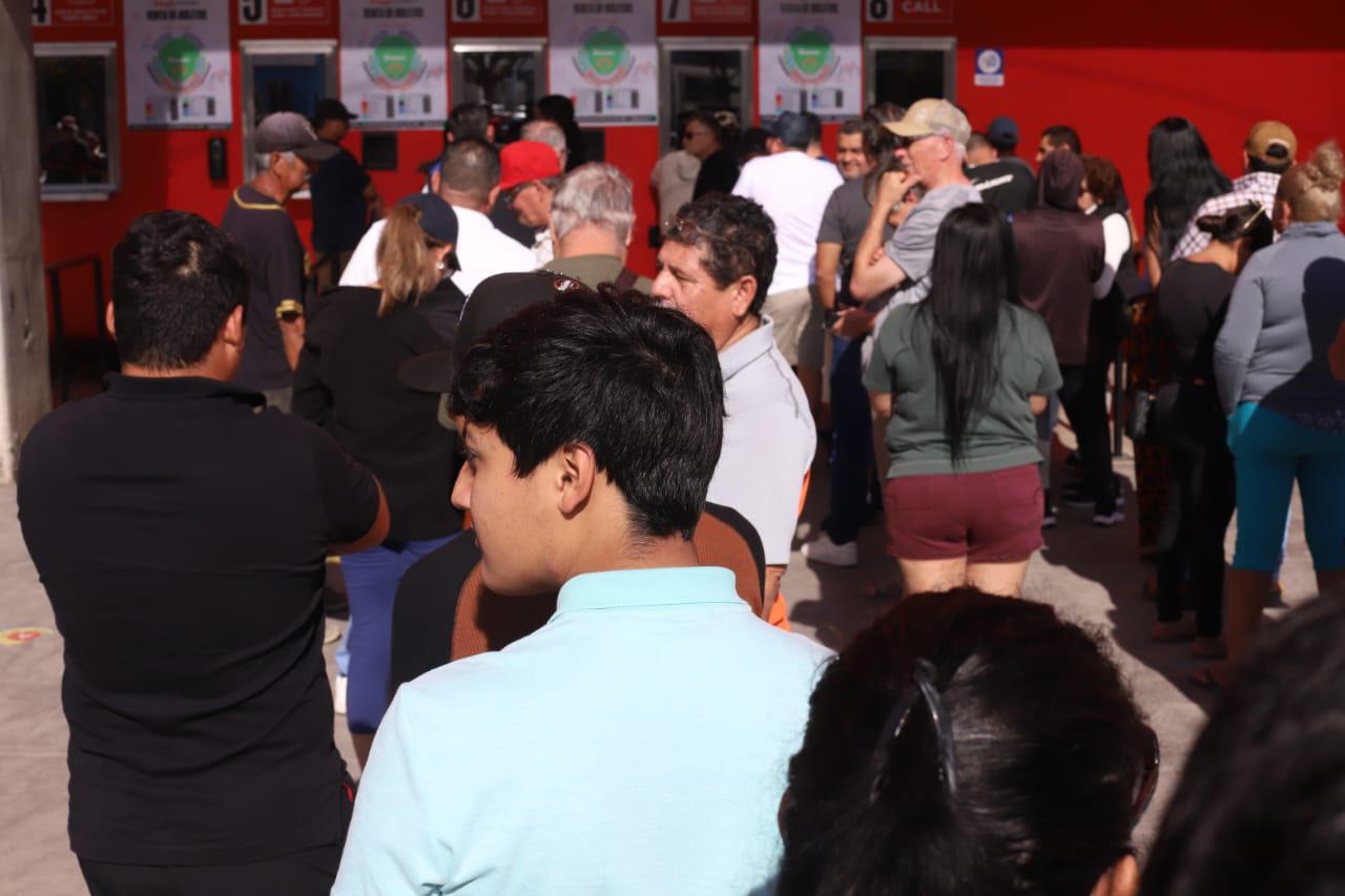 $!Aficionados se apresuran por un boleto de Venados vs. Tomateros