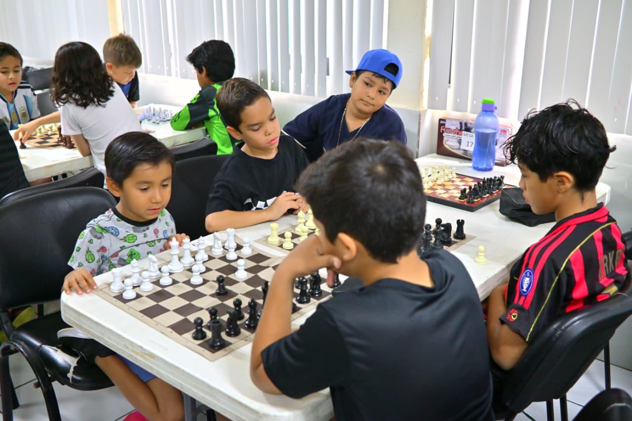 $!Jaque mate a las adicciones: reúnen a decenas de estudiantes en torneo de ajedrez por la paz en Mazatlán