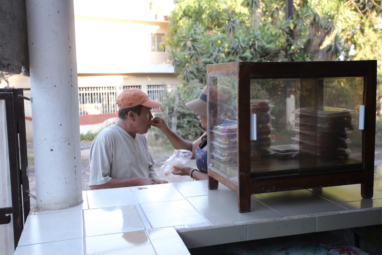 $!Doña Leonila ofrece cocadas naturales a turistas y mazatlecos con el sabor peculiar de la Isla de la Piedra
