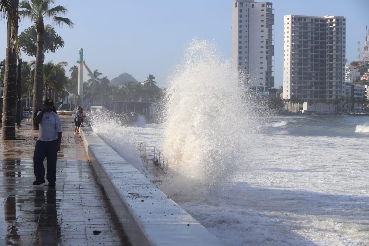 $!Oleaje ocasionado por ‘Priscilla’ deja pérdida total en palapas y pangas en Mazatlán
