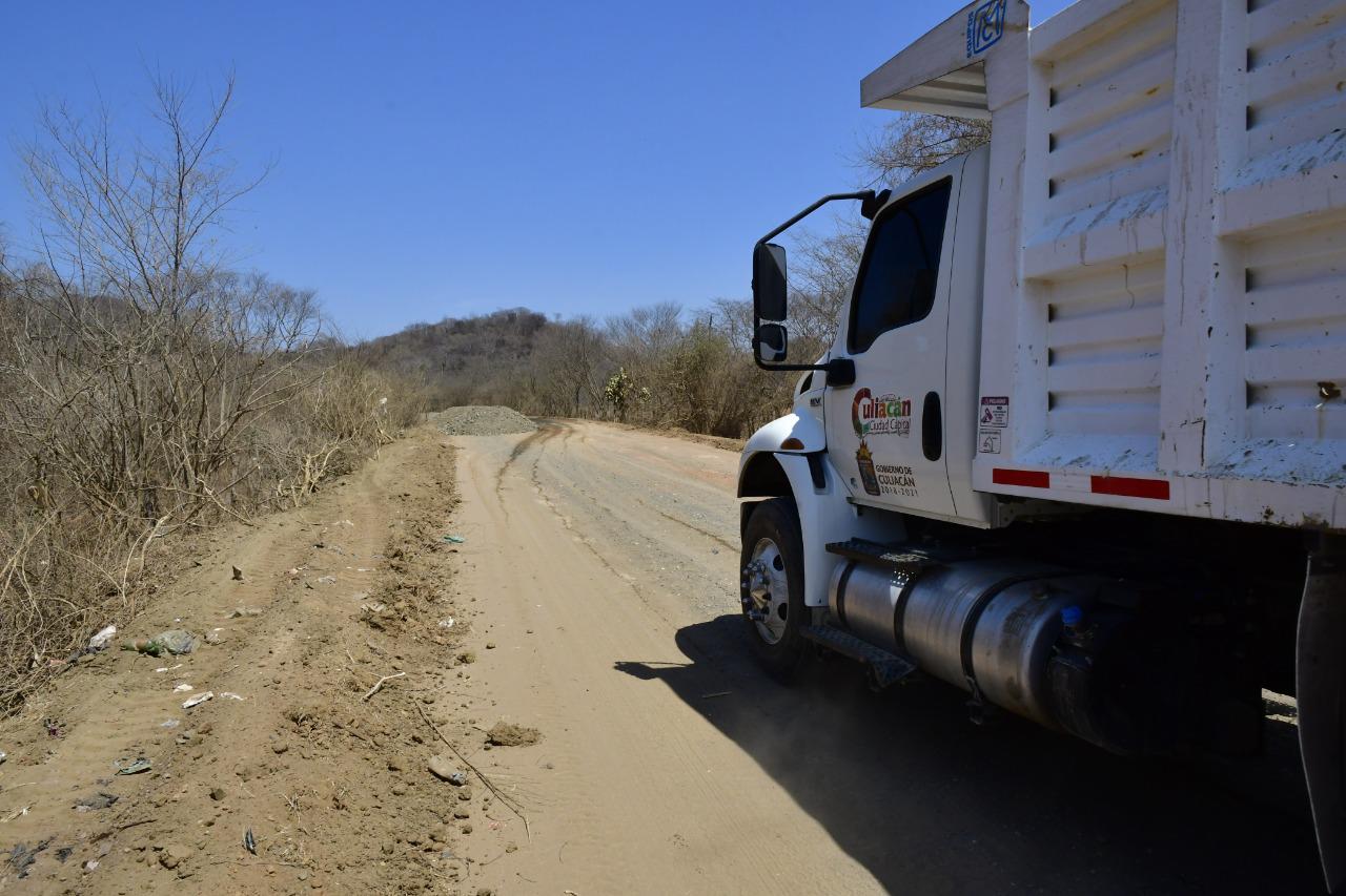 $!En Culiacán inicia revestimiento de camino de terracería ubicado en la sindicatura de Sanalona