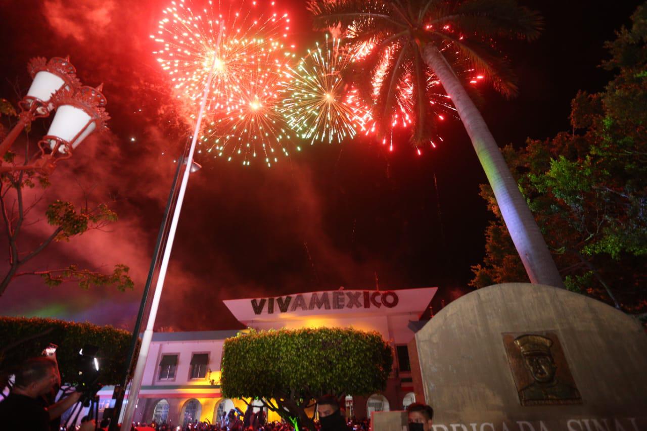 $!Alrededor de 12 mil personas acudieron al Grito de Independencia en Mazatlán; detienen a 20