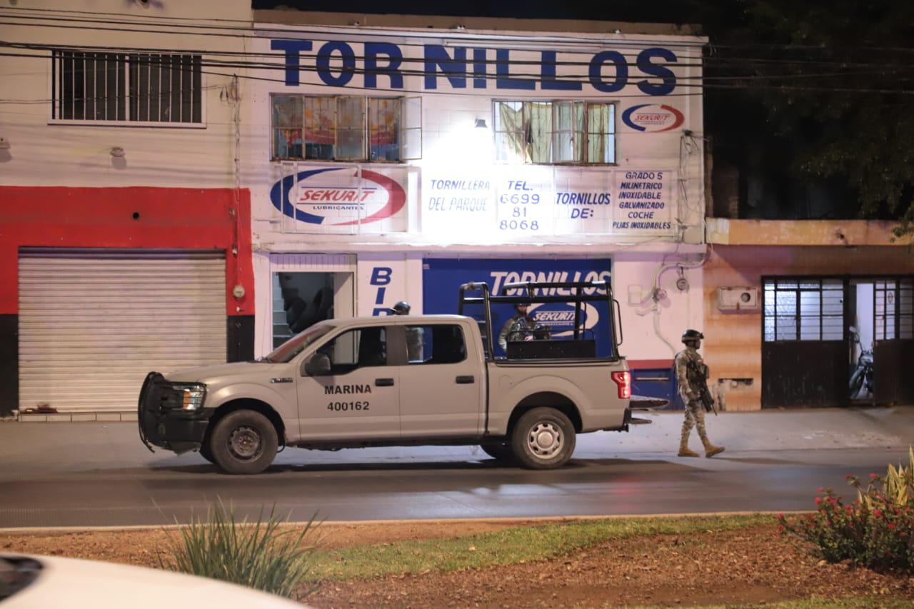 $!Elementos de la Secretaría de Marina se despliegan sobre la Avenida Gabriel Leyva, en Mazatlán