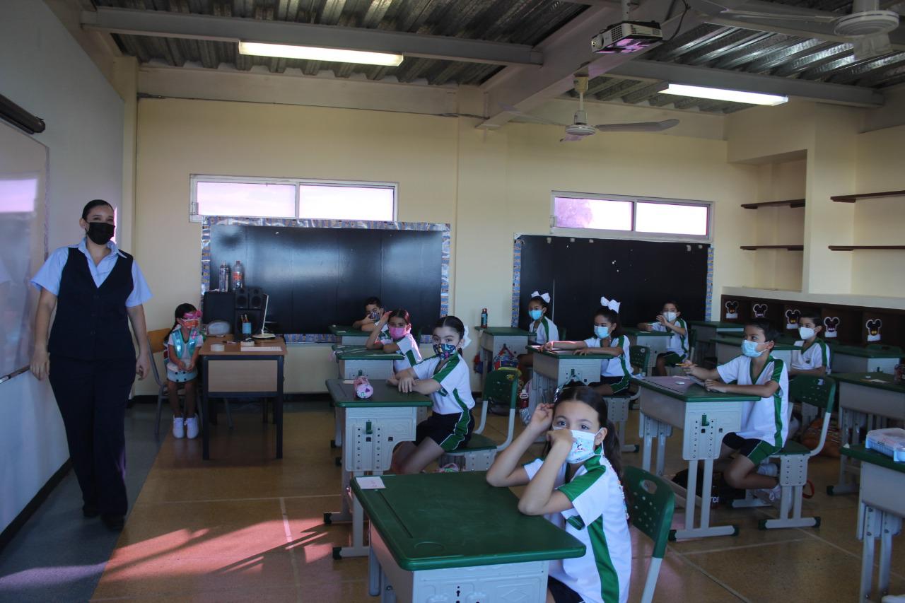 $!Los alumnos con su sana distancia regresan a las aulas.