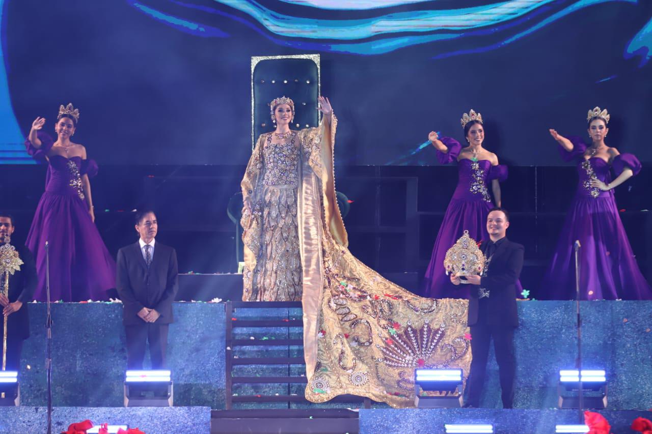 $!Desiré I en lo alto junto a sus Princesas Reales, Melissa, Lesly y Sandra.