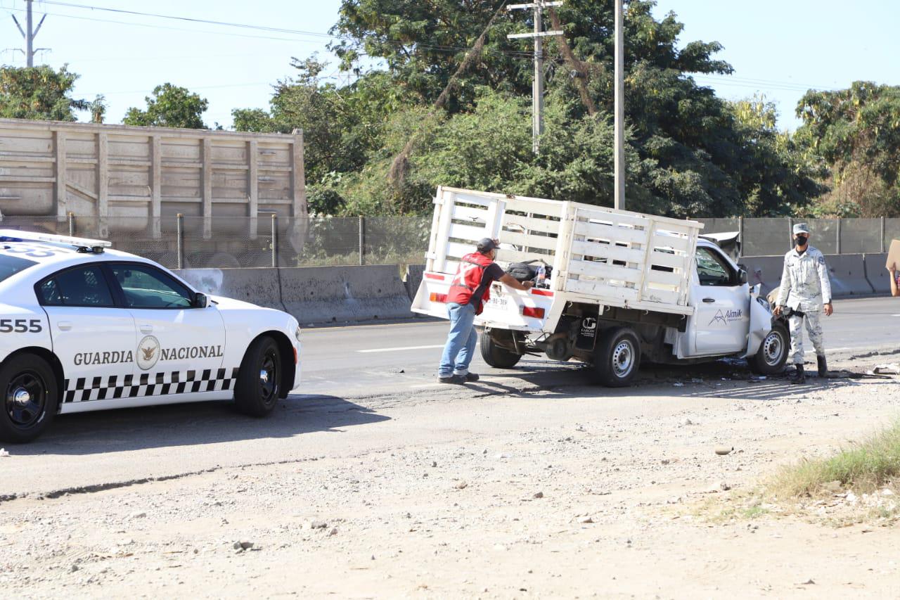 $!Camioneta choca contra camión urbano en la México 15 al sur de Mazatlán.