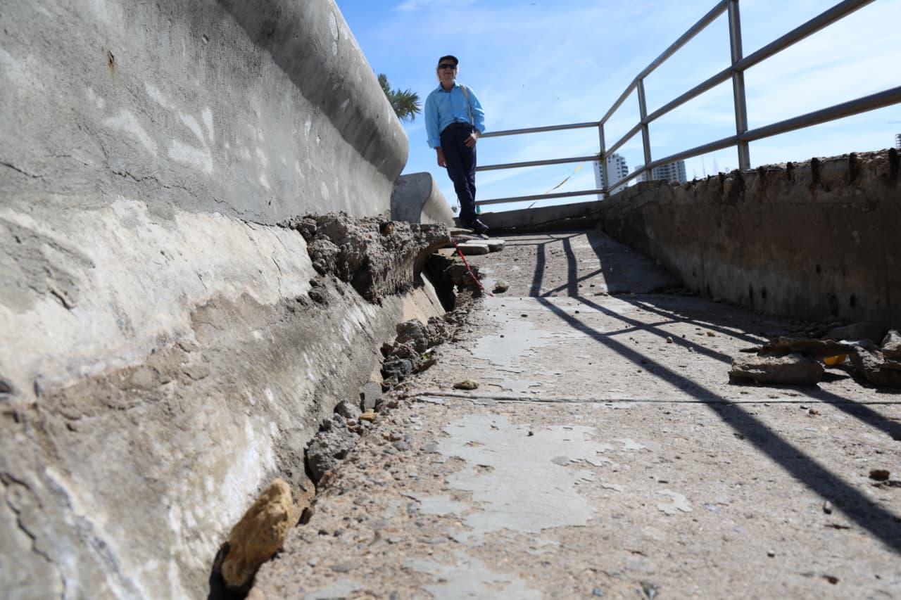 $!Además de seis socavones, oleaje deja daños en muros de contención y accesos del malecón de Mazatlán