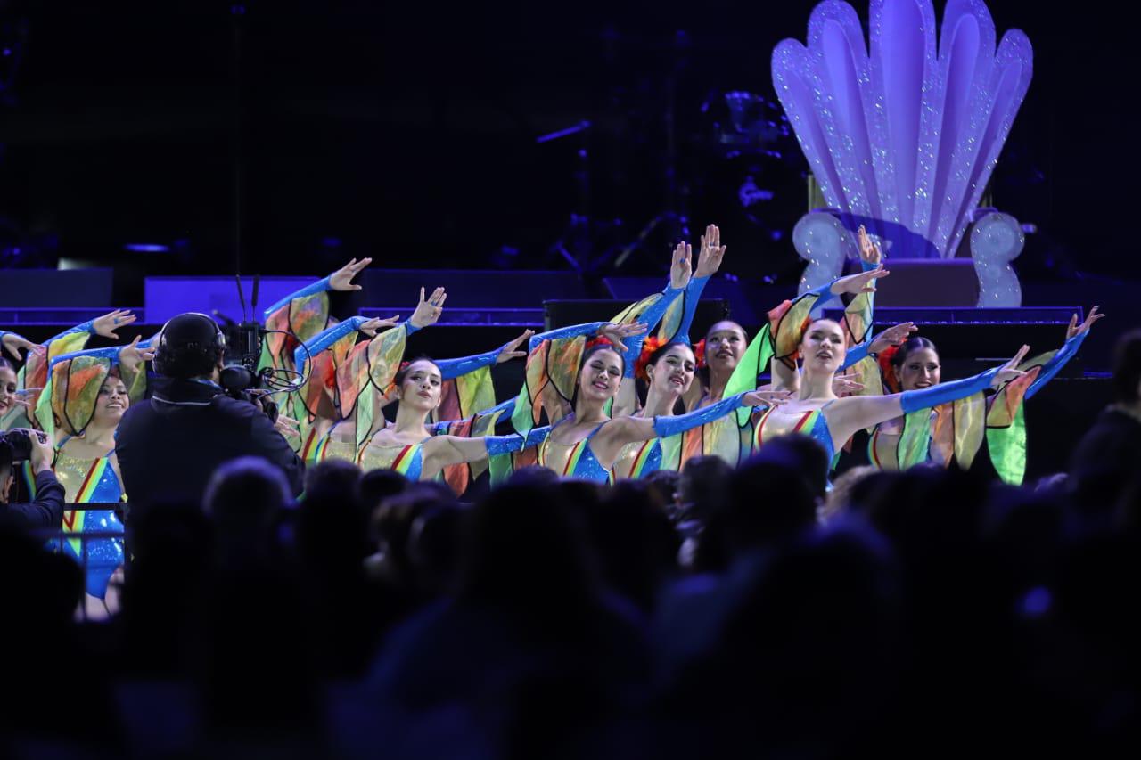 $!Bailarines del Grupo Vilanova y del Centro de Iniciación Artística 008, en esta ocasión realizaron sus coreografías bajo el escenario.
