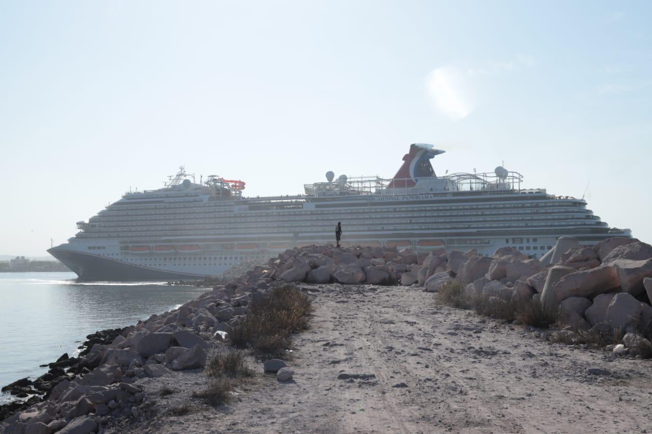 $!Arriban a Mazatlán el Carnival Panorama y el Celebrity Summit con 6 mil 460 pasajeros y 2 mil 64 tripulantes