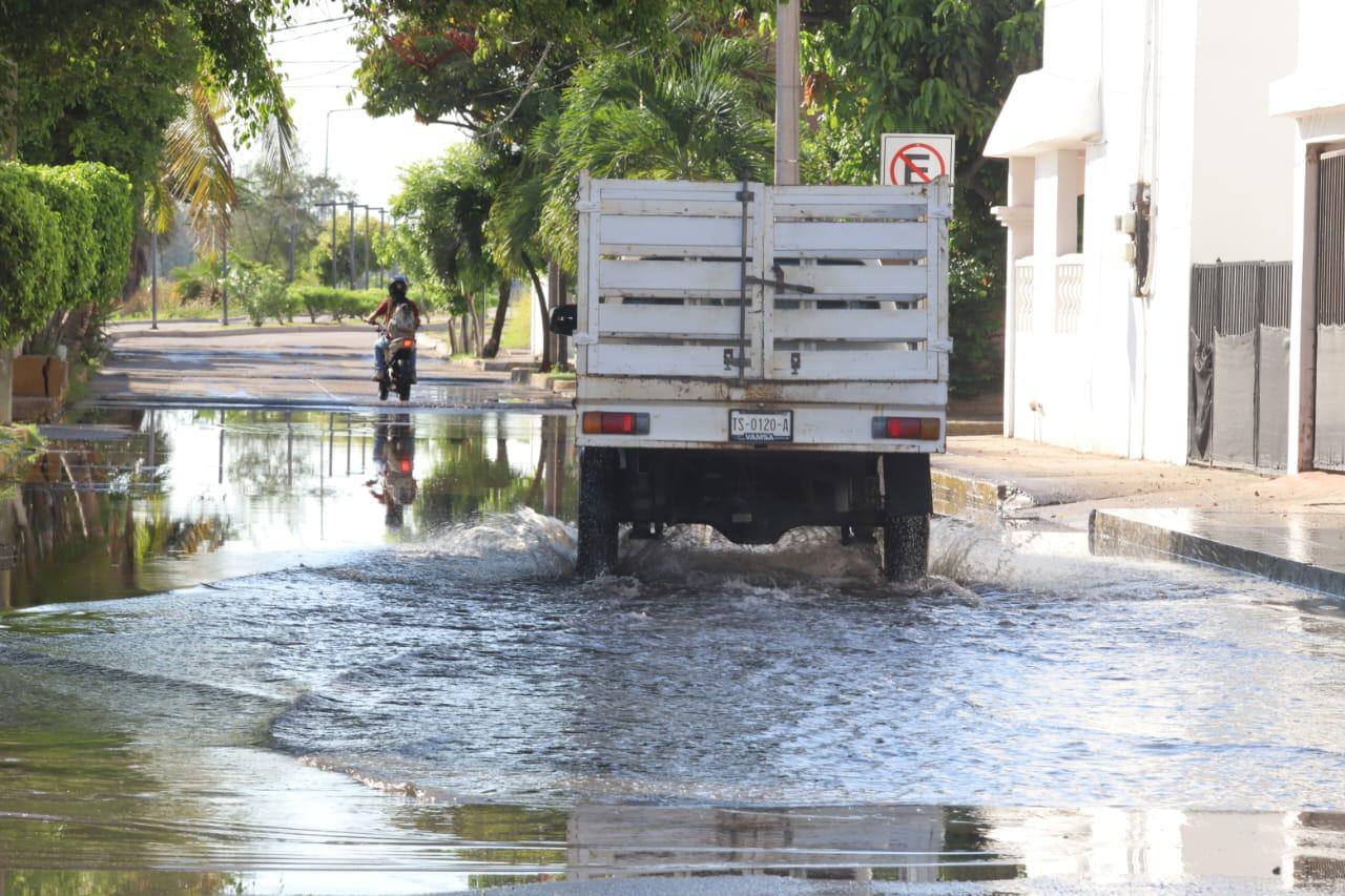 $!Dura cerca de 14 horas inundación de tramo de la Avenida Cruz Lizárraga tras lluvias en Mazatlán