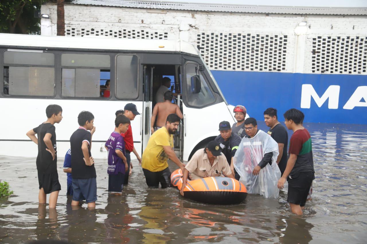 $!Se vara camión en avenida inundada y rescatan a pasajeros en Mazatlán