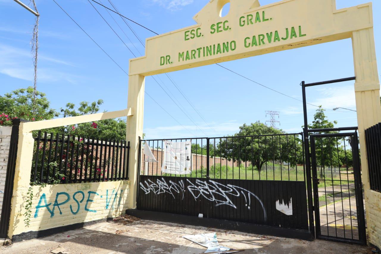 $!Escuelas de Mazatlán están invadidas por la maleza