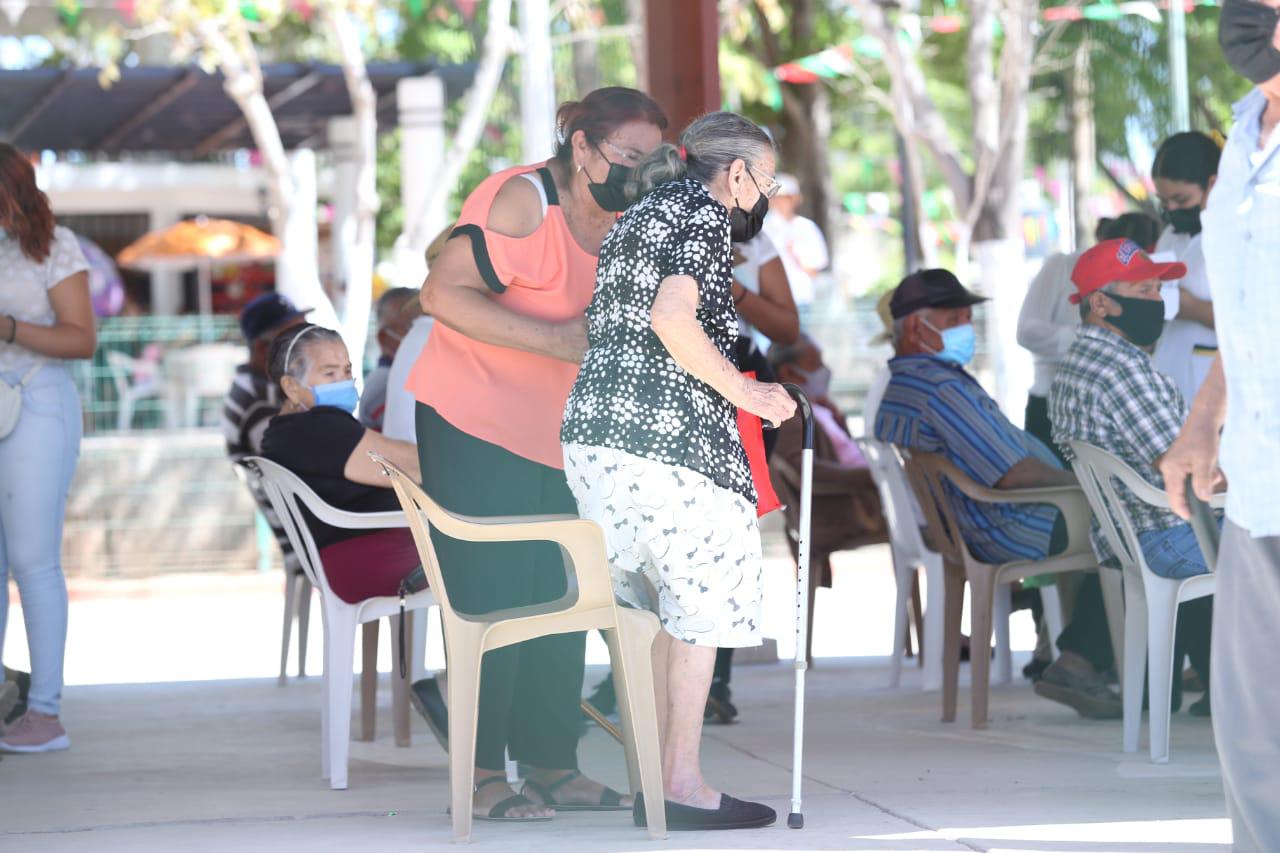 $!Inicia vacunación a adultos mayores de 60 años en Villa Unión