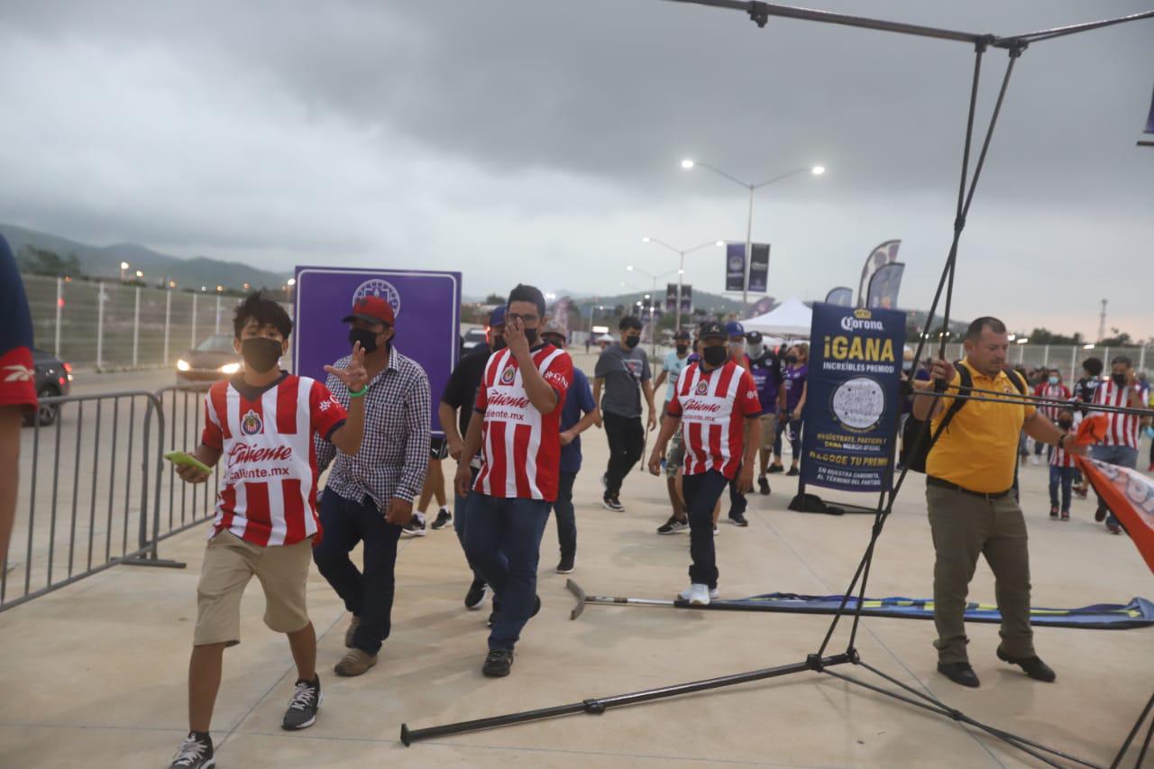 $!El Mazatlán-Chivas arrancará a la hora acordada, pese a la lluvia