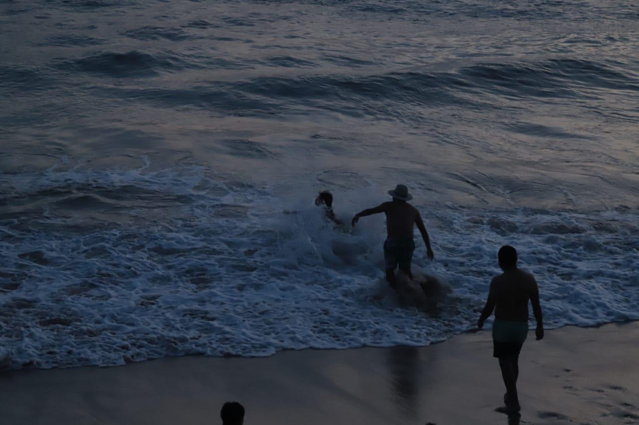 $!Aprovechan turistas las playas de Mazatlán hasta que cae el sol