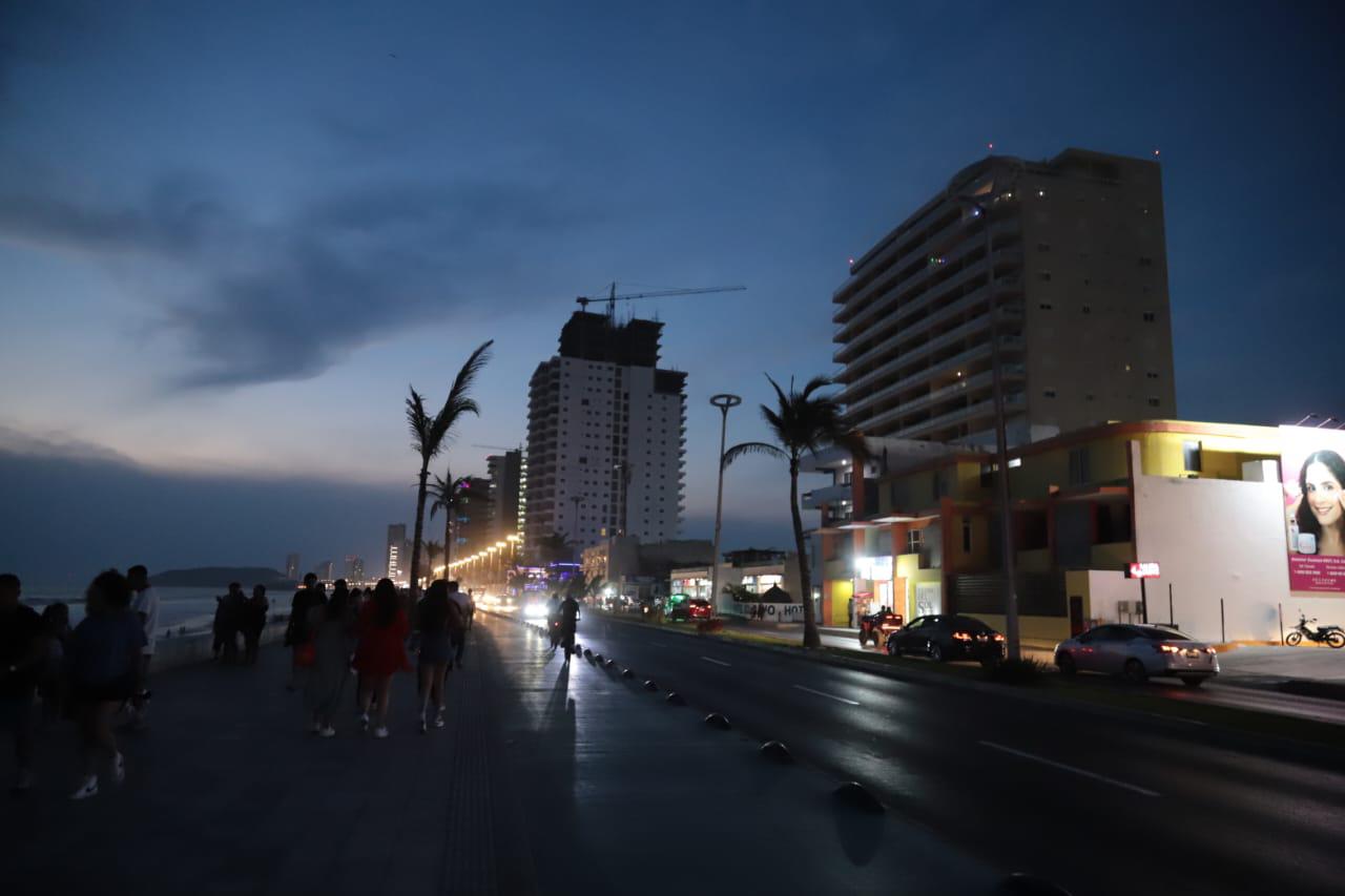 $!Aprovechan turistas las playas de Mazatlán hasta que cae el sol