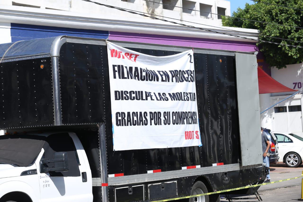 $!En Mazatlán, grabación de serie genera tráfico en el malecón y roces de personal de seguridad con la prensa