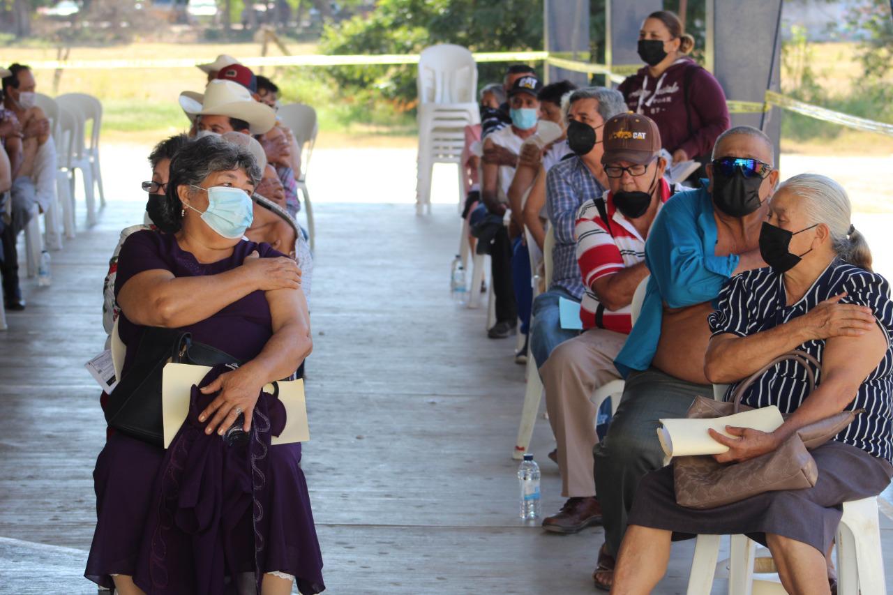 $!Adultos mayores atienden el llamado y acuden por su vacuna de refuerzo en Guasave