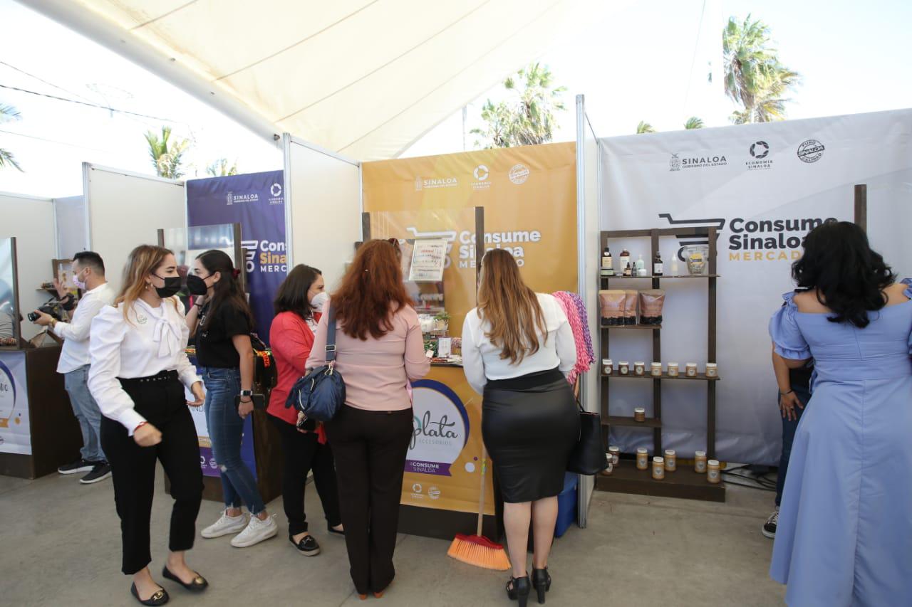 $!Los stands