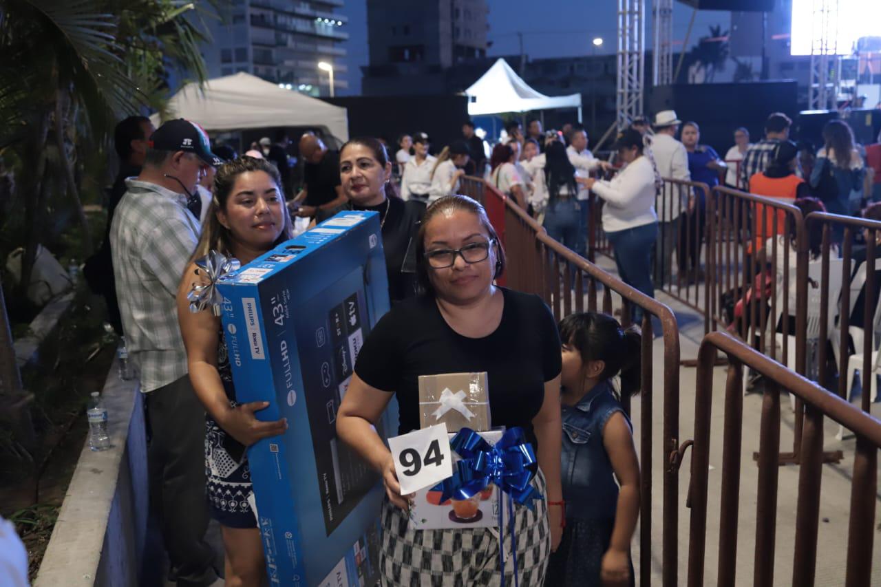 $!Madres de Mazatlán celebran su día con música, regalos y fiesta